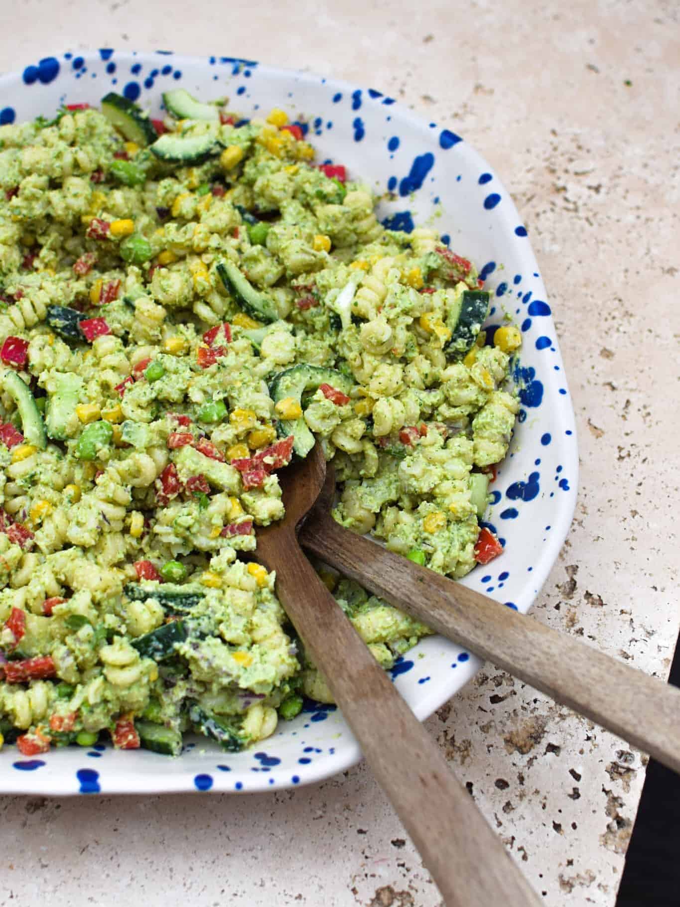 Pastasalat med acovado dressing