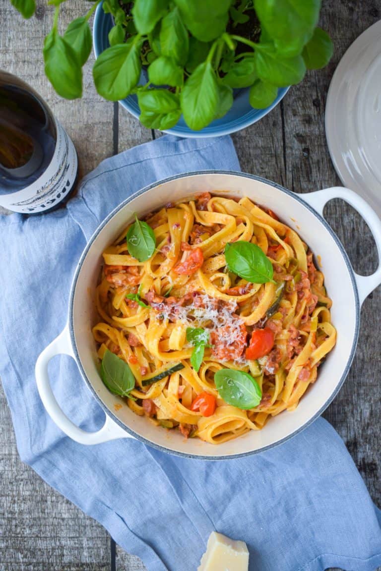 Frisk pasta med hvidvin, kylling og grønt