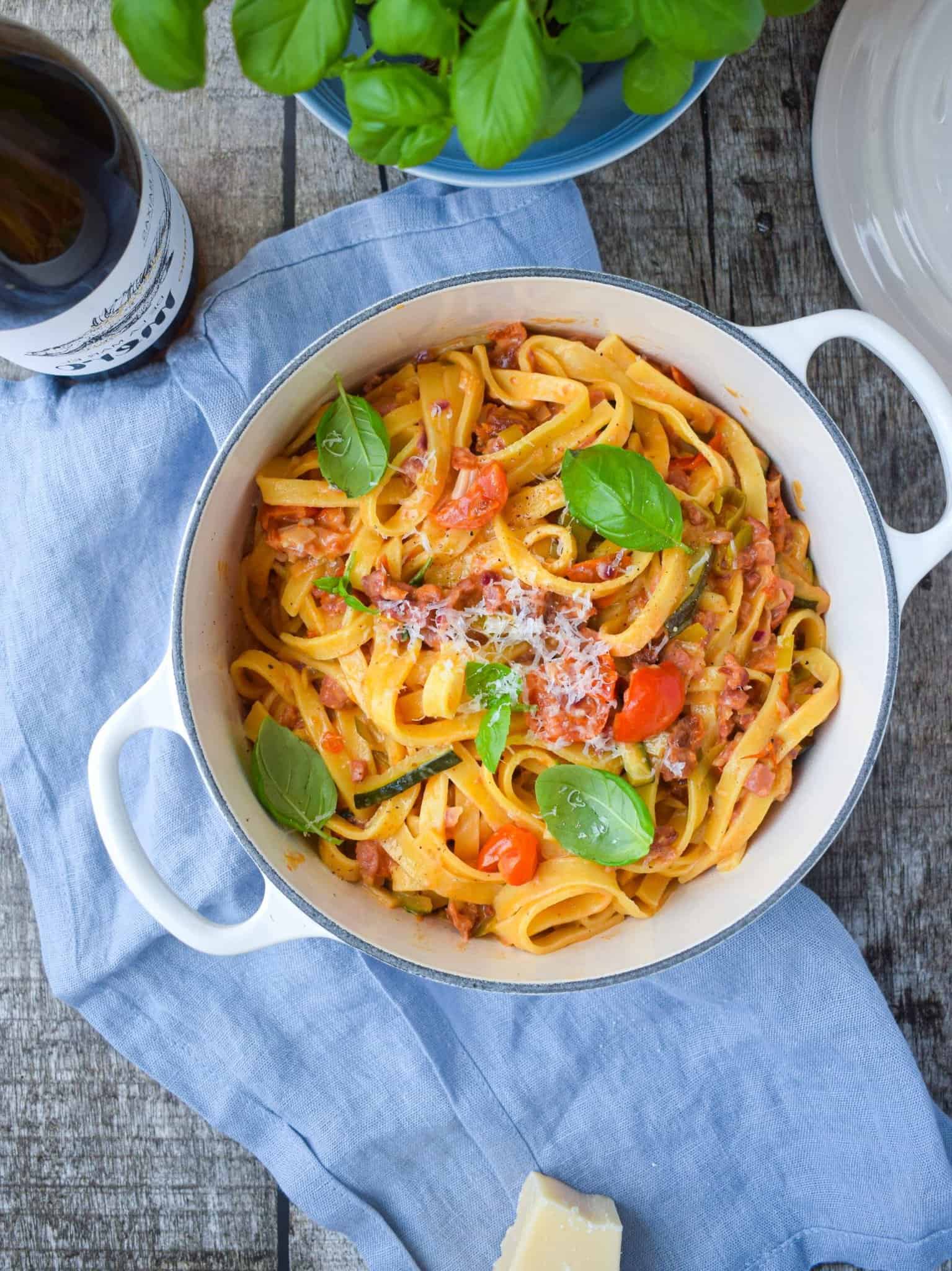 Frisk pasta med hvidvin, kylling og grønt