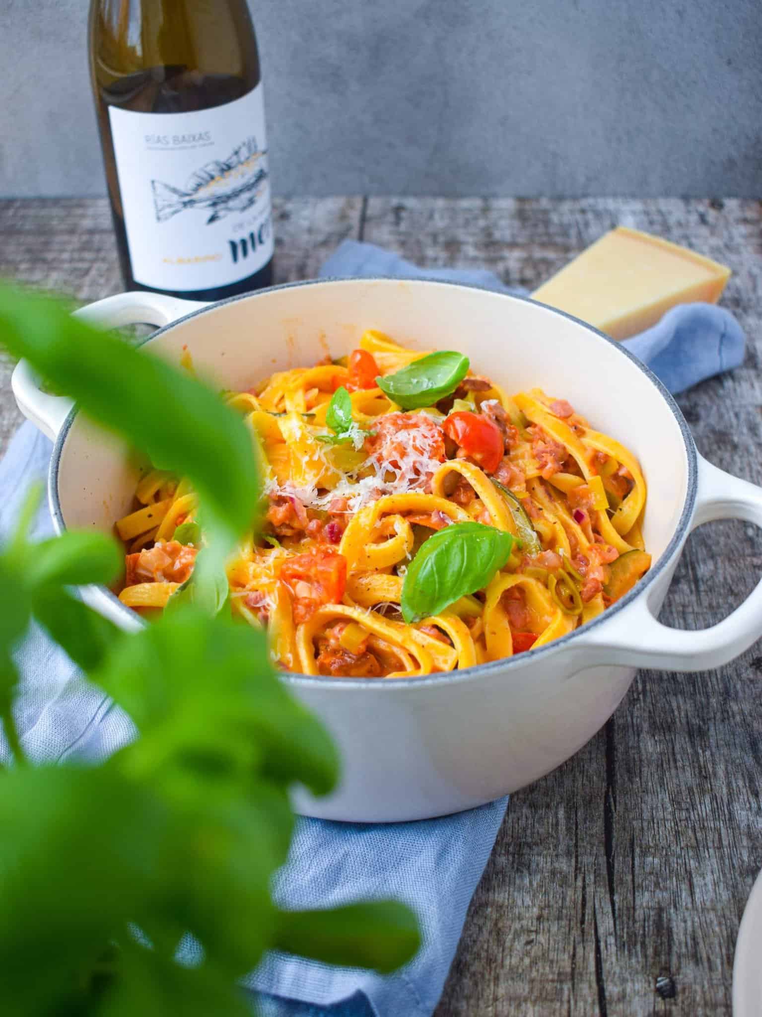 Frisk pasta med hvidvin, kylling og grønt