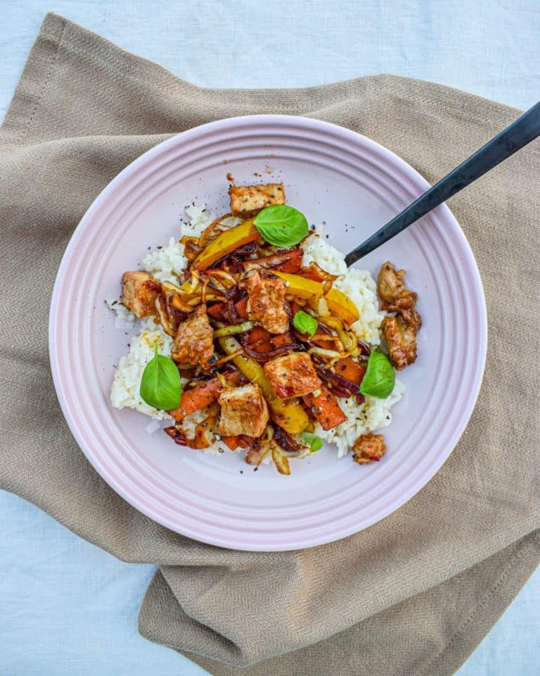 Hurtig wok med ris og sød chilimarineret kød