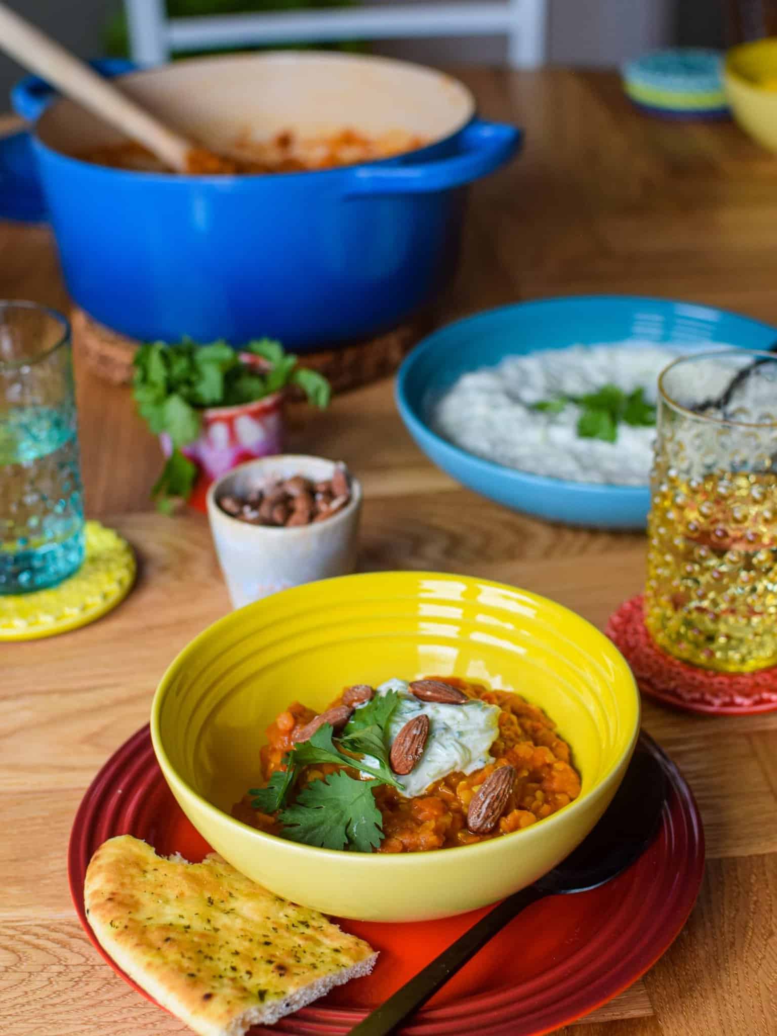 Dhal med kartofler og ratia