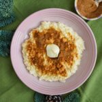 nem og lækker risengrød med kanelsukker og smørklat
