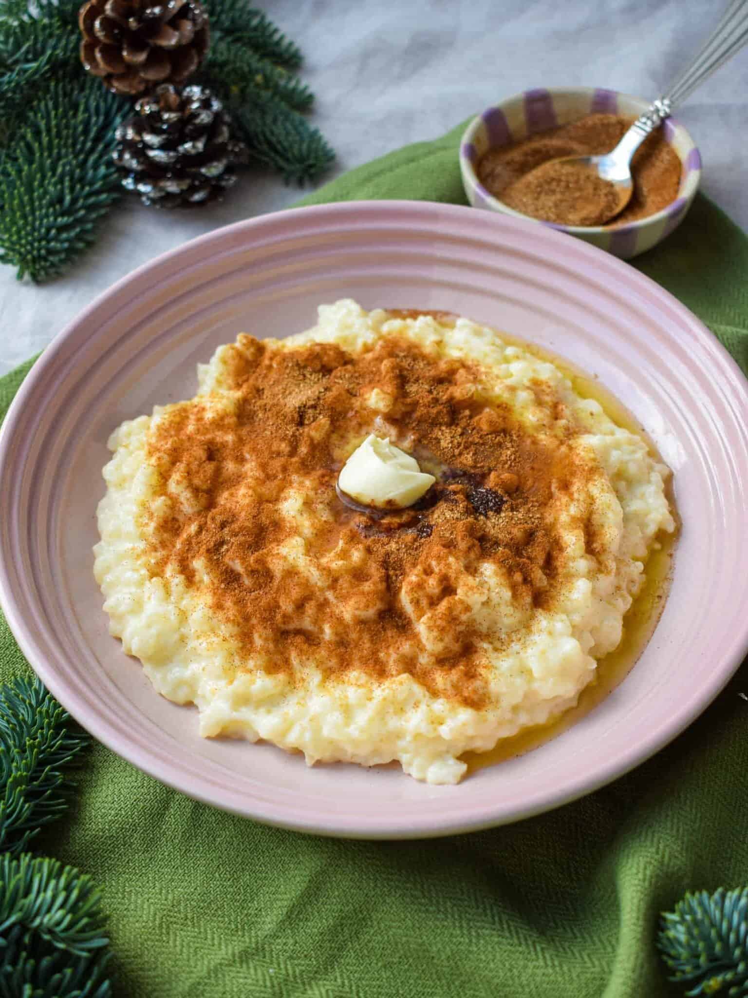nem og lækker risengrød med kanelsukker og smørklat