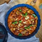Græsk kartoffelfad med oksekød, feta og grønt