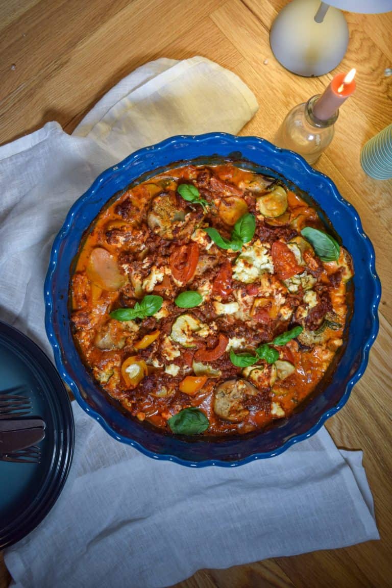 Græsk kartoffelfad med oksekød, feta og grønt