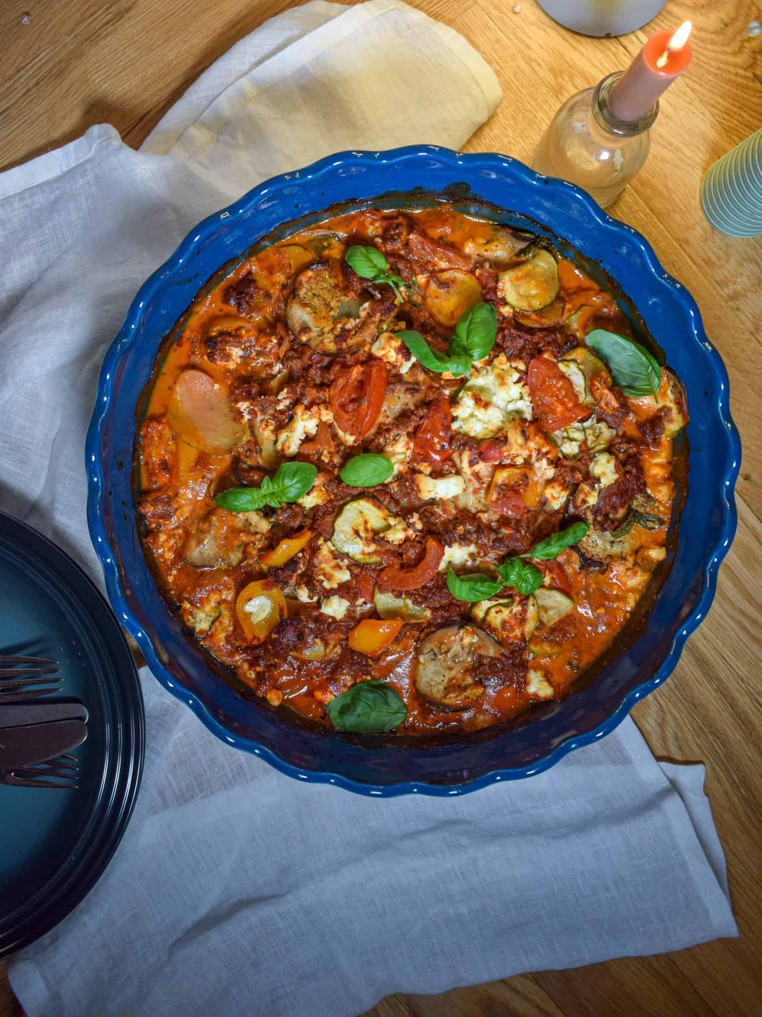 Græsk kartoffelfad med oksekød, feta og grønt