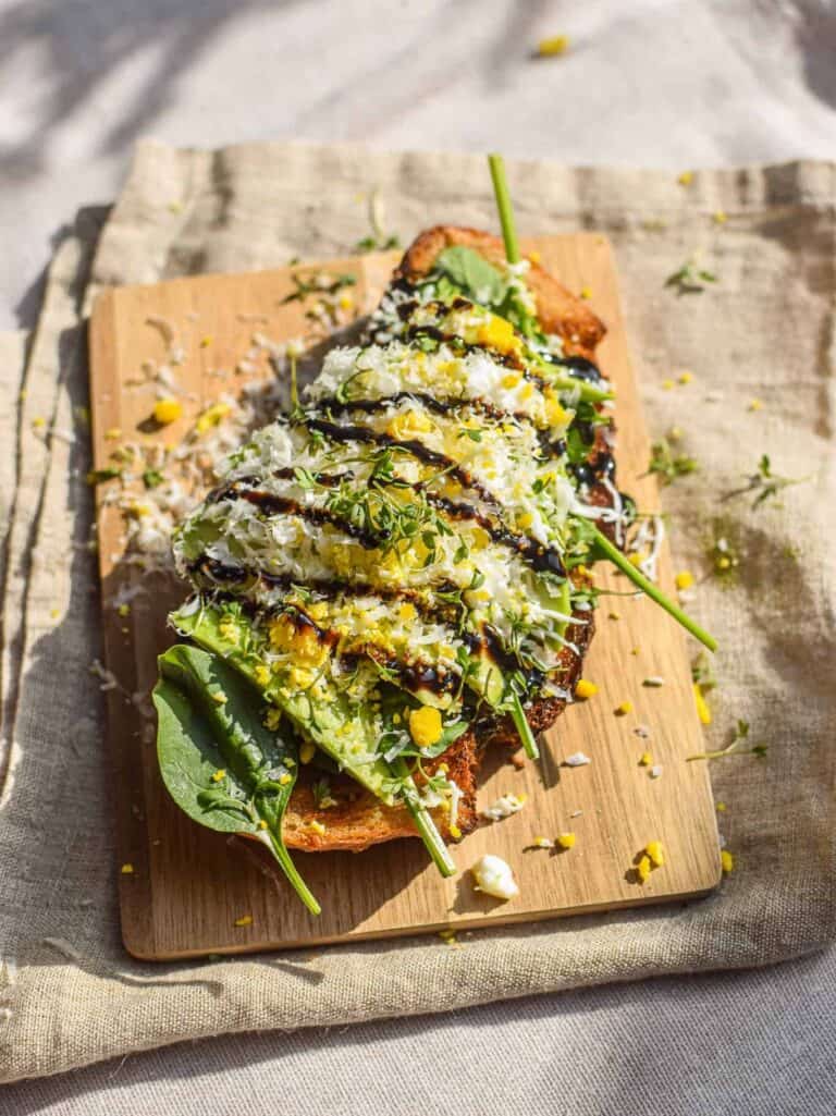 Toast med avocado og æg