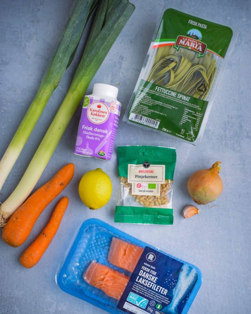 simpel pastaret med laks, fløde, porre og gulerod