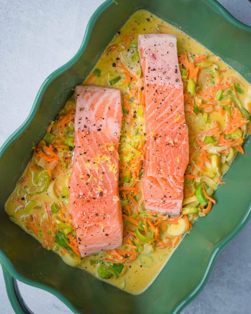 simpel pastaret med laks, fløde, porre og gulerod