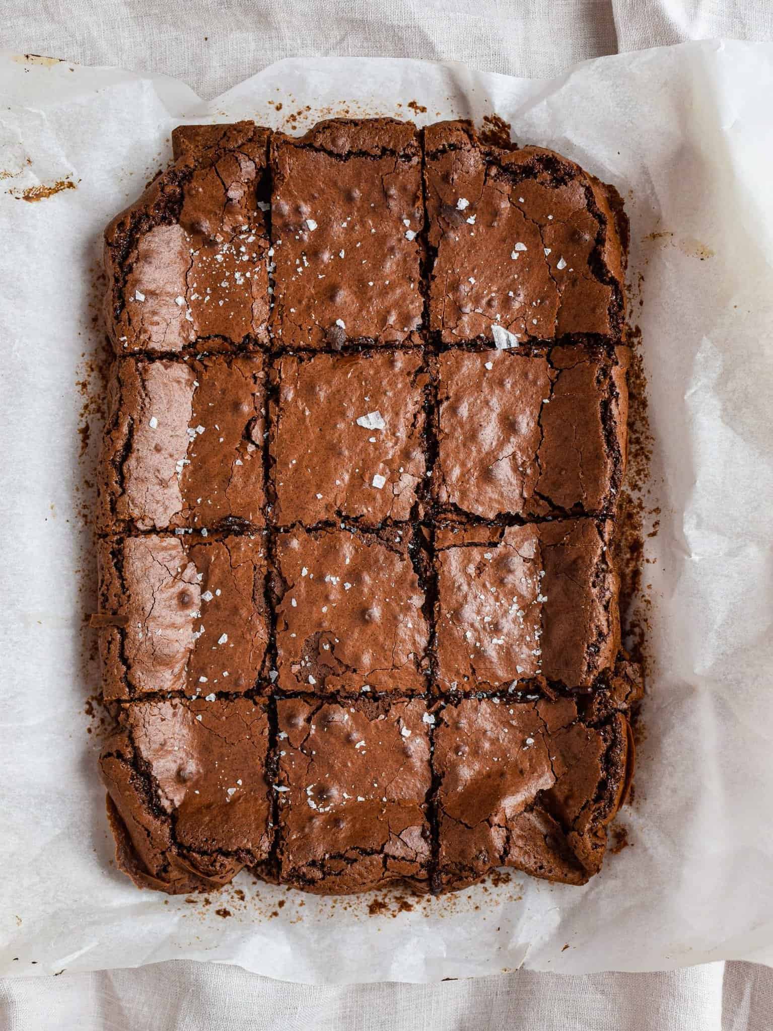 Nem og svampet brownie kage