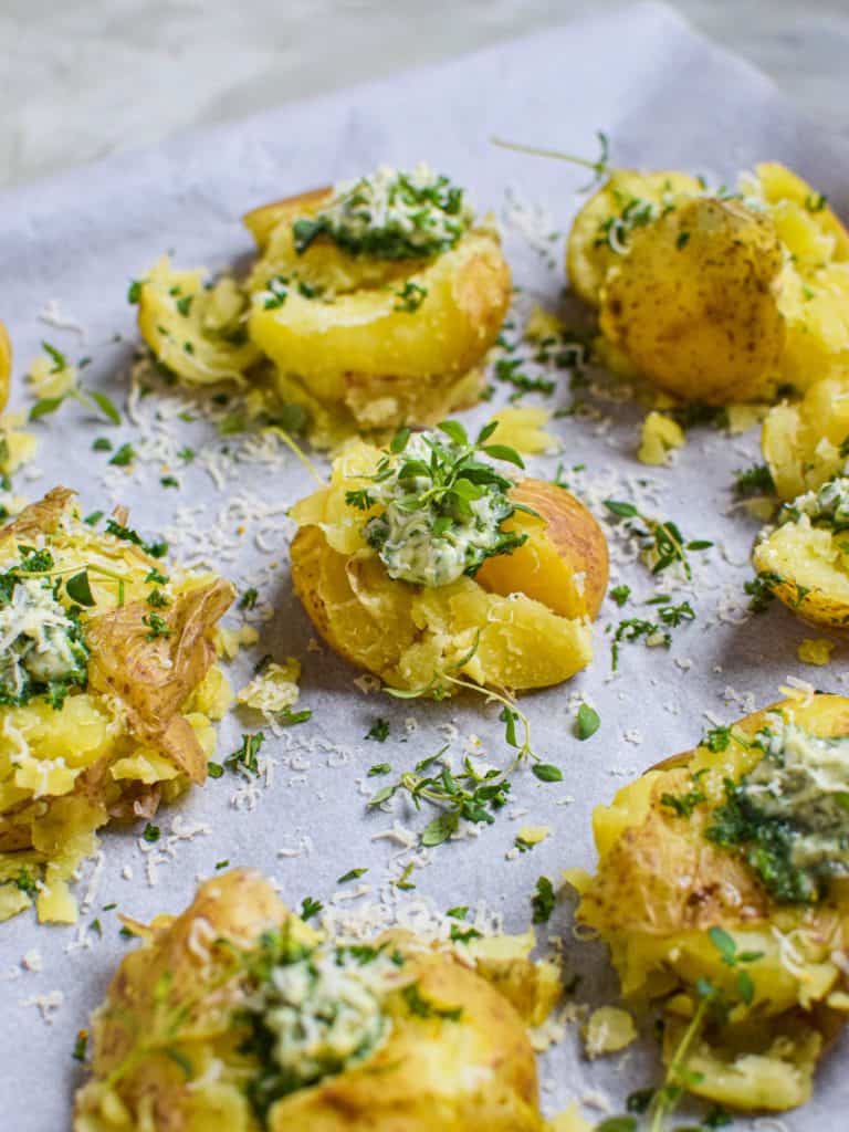 Knuste kartofler med kryddersmør og parmesan