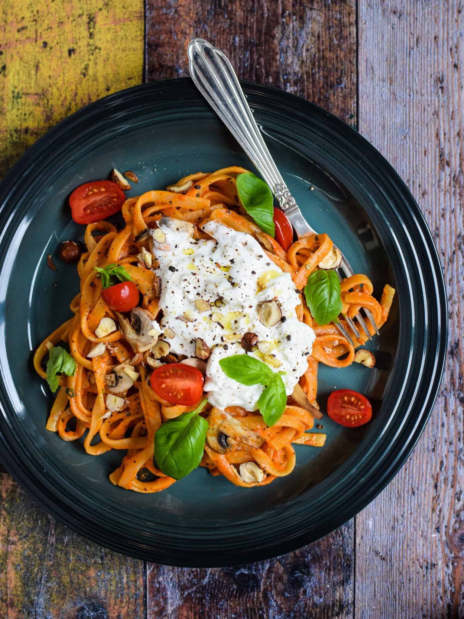 Pasta burrata i cremet tomatsauce