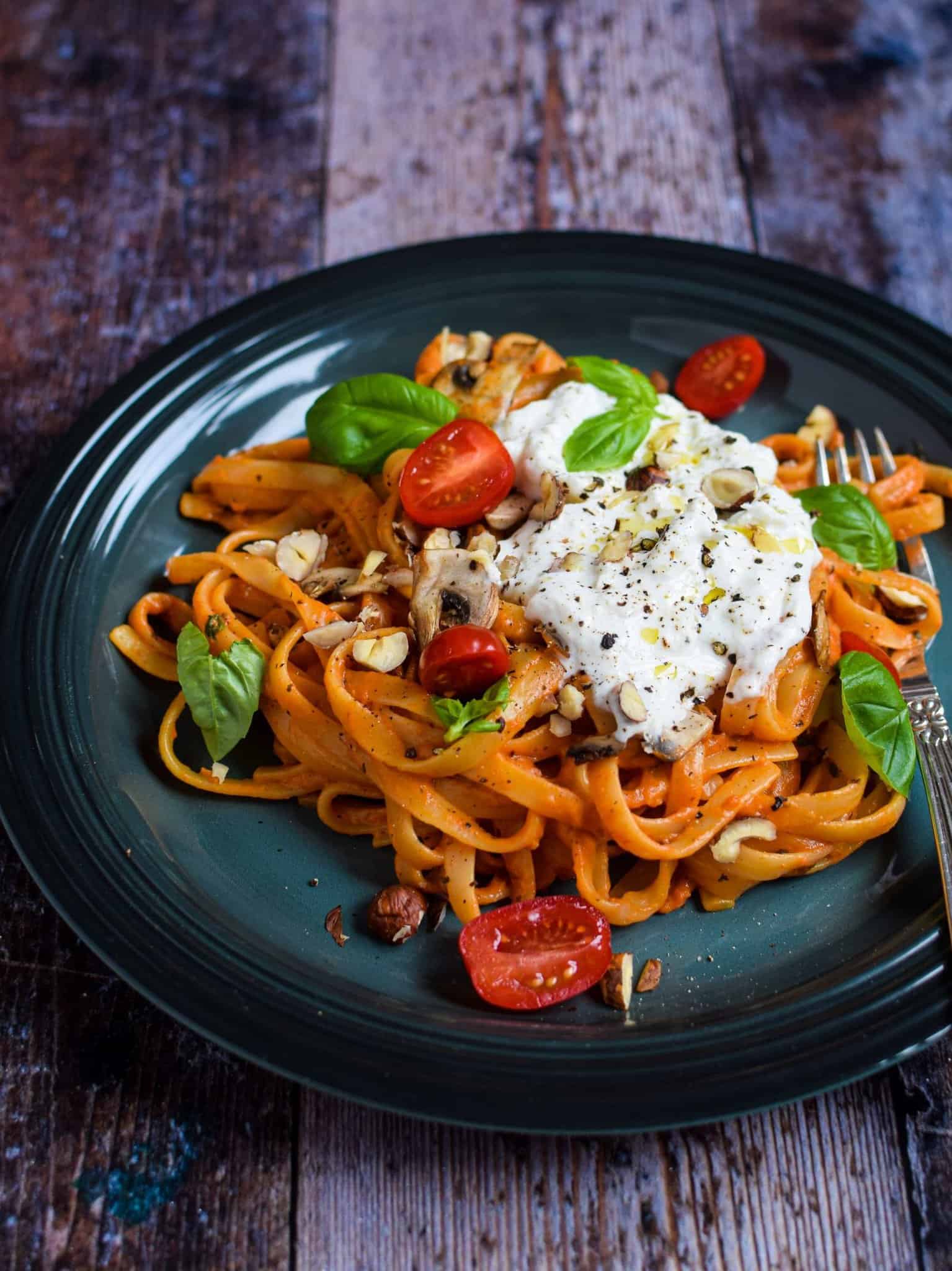 Pasta burrata i cremet tomatsauce