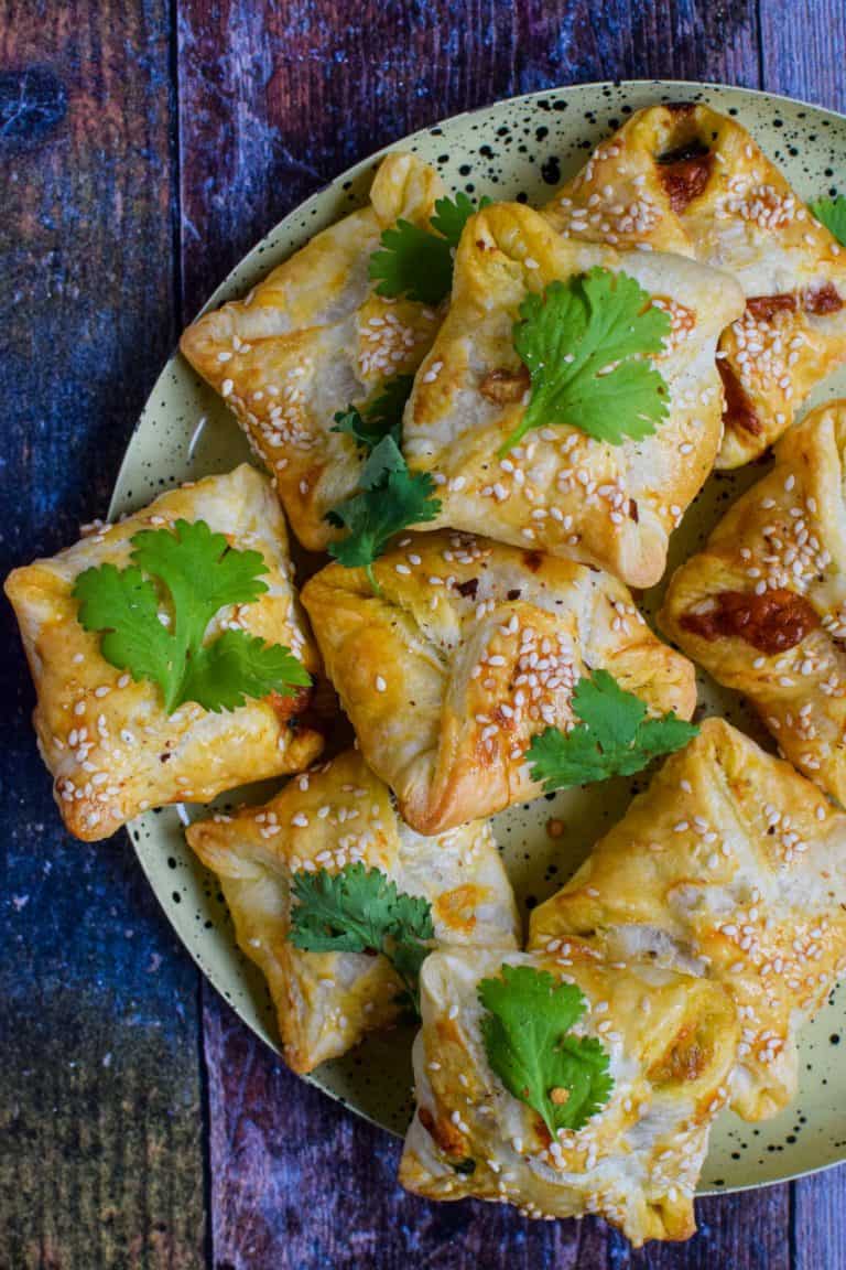 Butterdejspakker med chorizo, cheddar og pikant