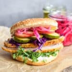 lækker og sprød flæskestegssandwich med hjemmesylt