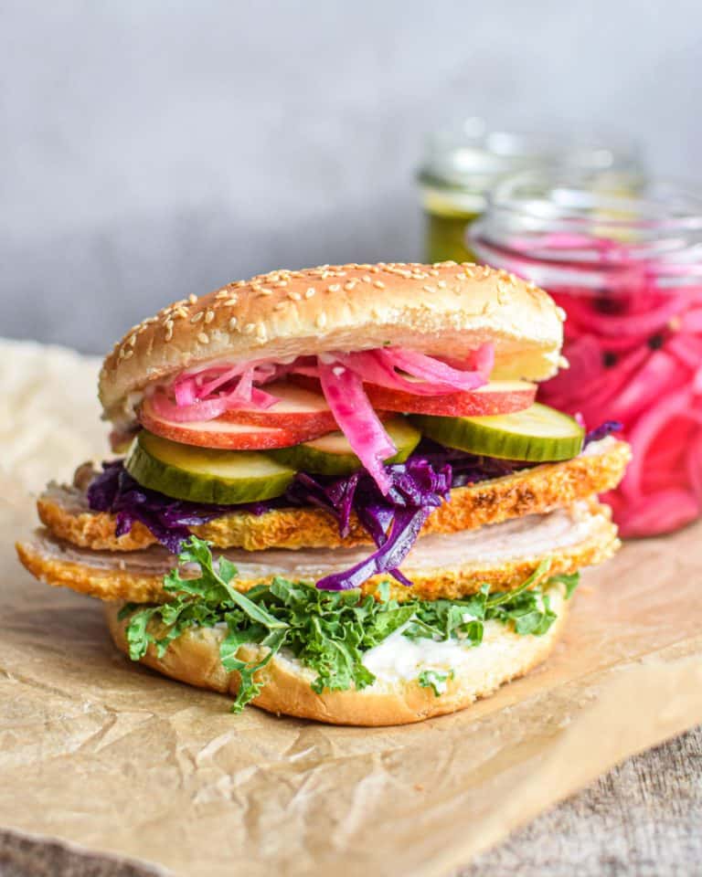 lækker og sprød flæskestegssandwich med hjemmesylt