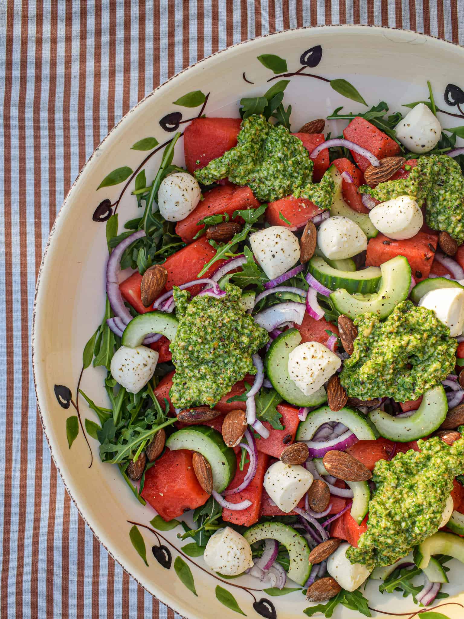 vandmelonsalat med hjemmelavet pesto