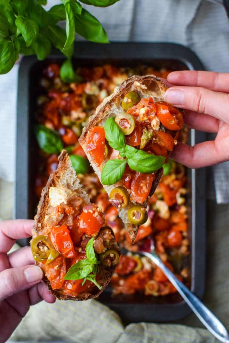 Bruschetta bagte tomater, feta og oliven