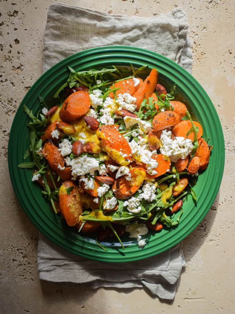 Salat med bagte gulerødder og feta