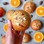 Frugtboller med appelsin, æble, daddel og rosin